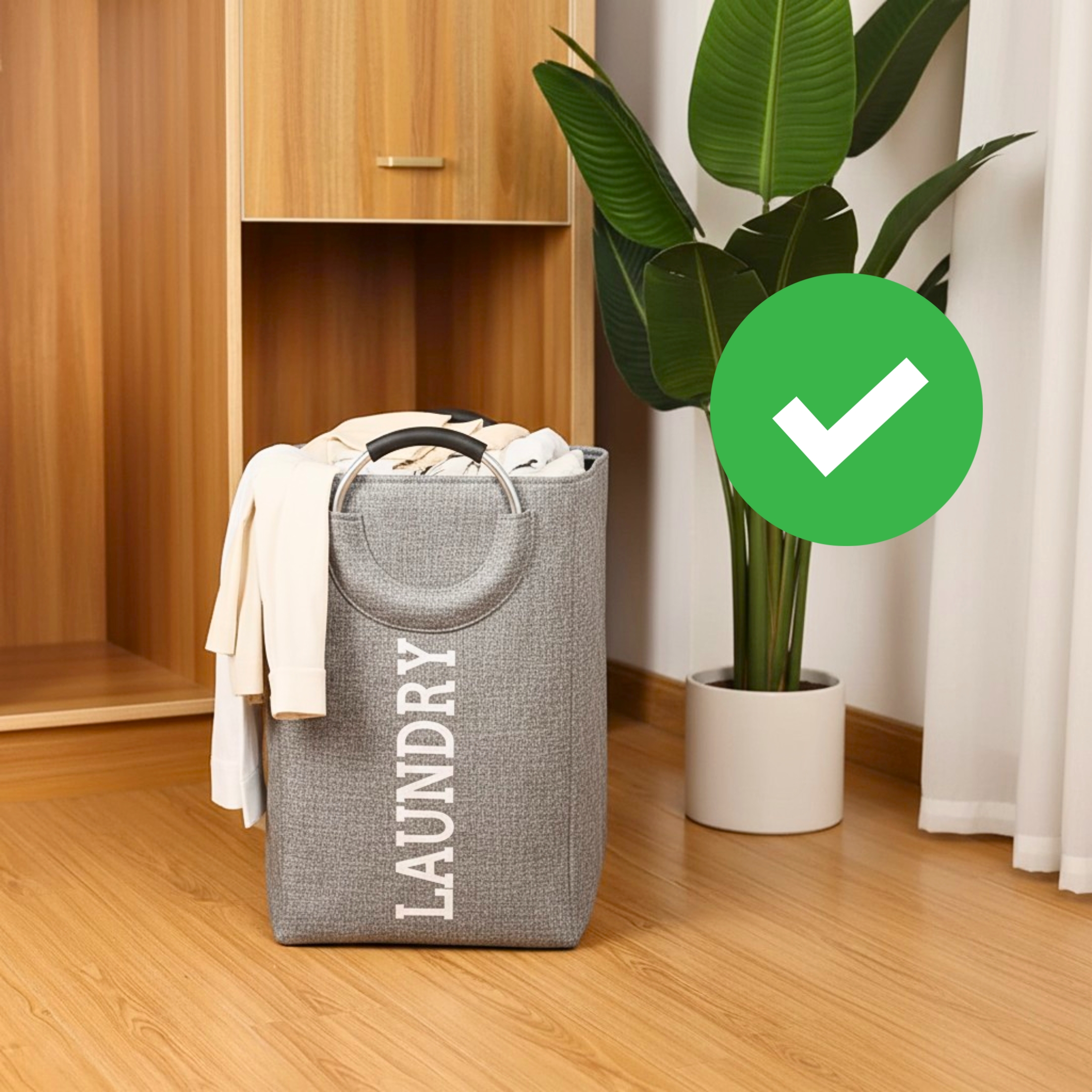 Detalle de la textura de lino y manija de aluminio del cesto.